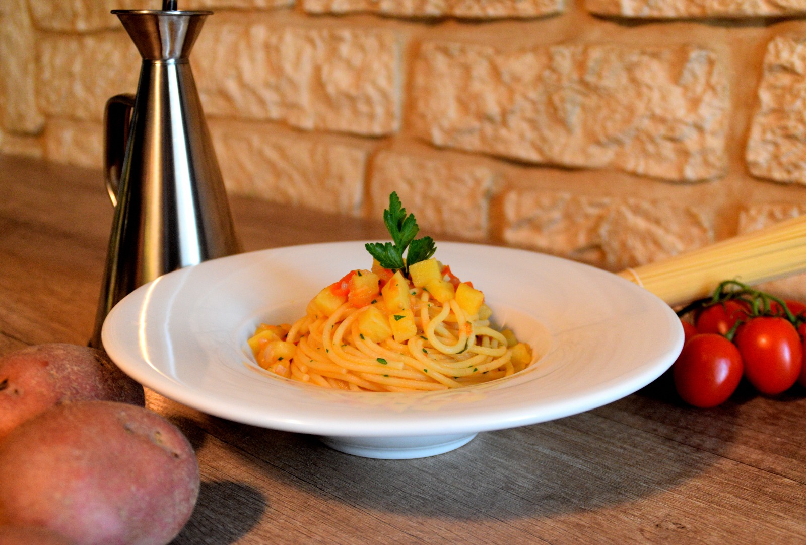 Pasta del brigadiere, ricetta fatta in casa degli spaghetti con patate e pomodorini