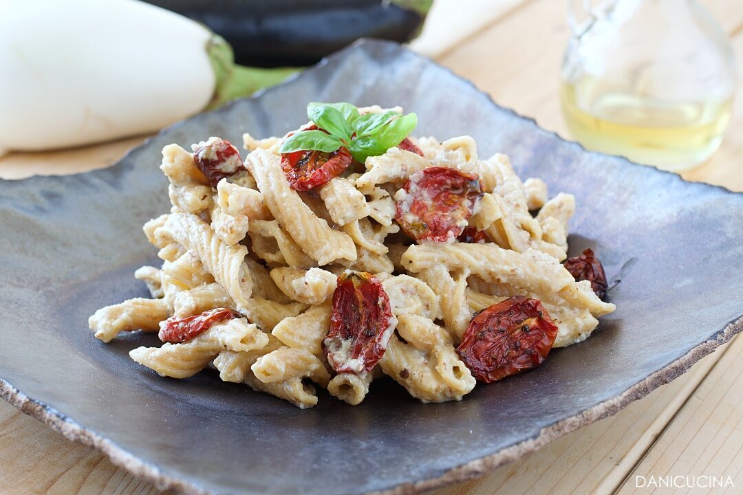 Pasta di ceci con pesto di melanzane e pomodorini confit