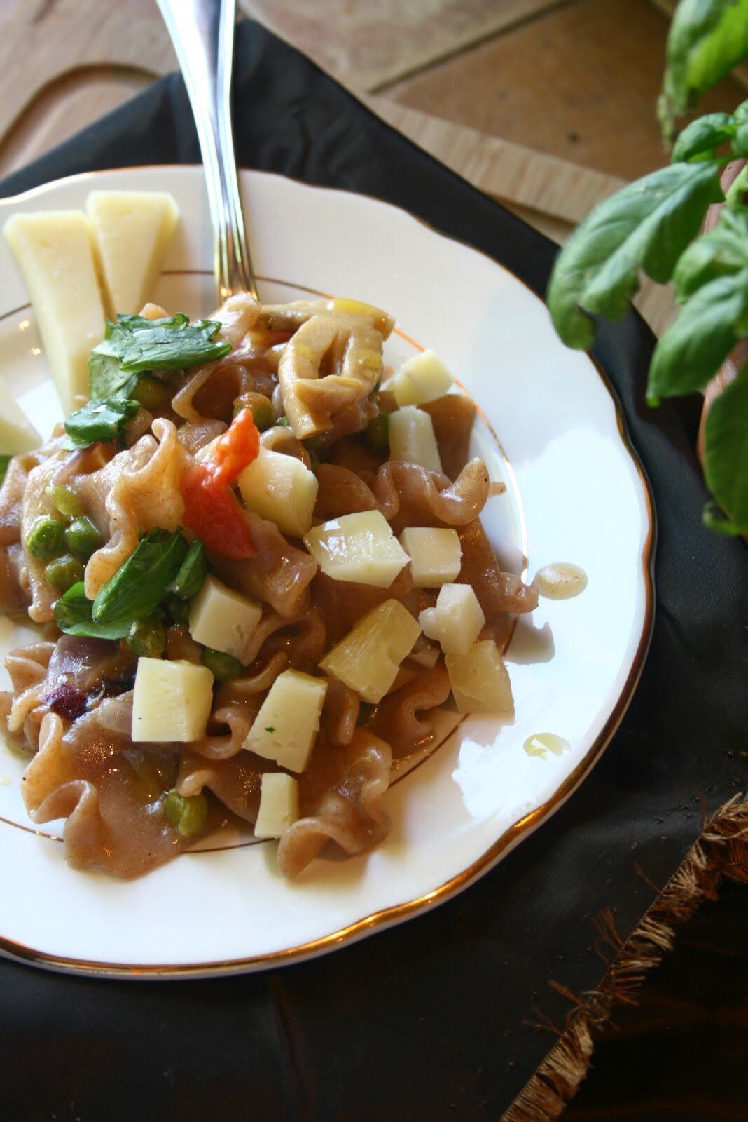 Pasta di farro con pisellini novelli , pancetta e pecorino