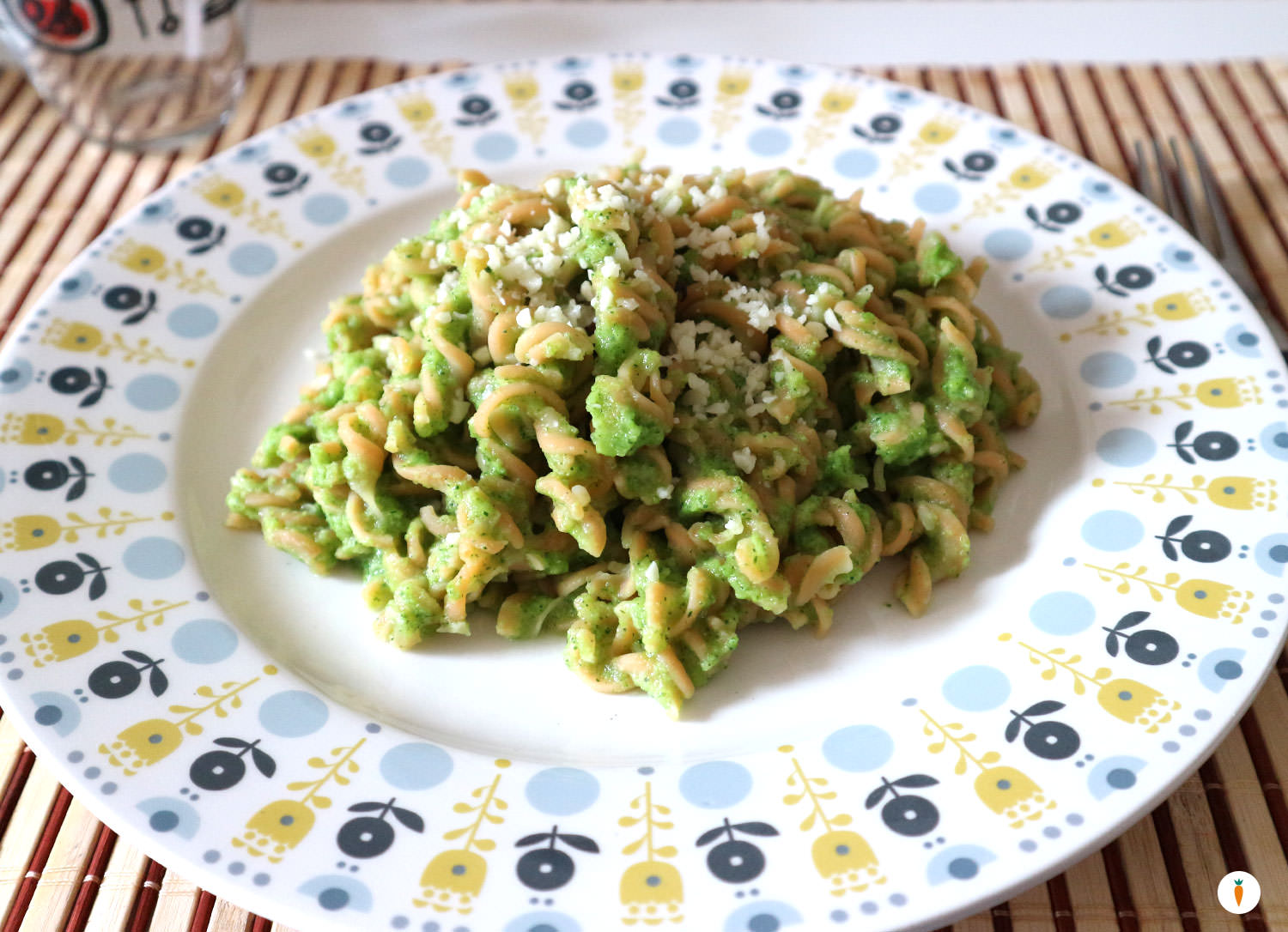 Pasta di lenticchie con crema di zucchine raw e pecorino