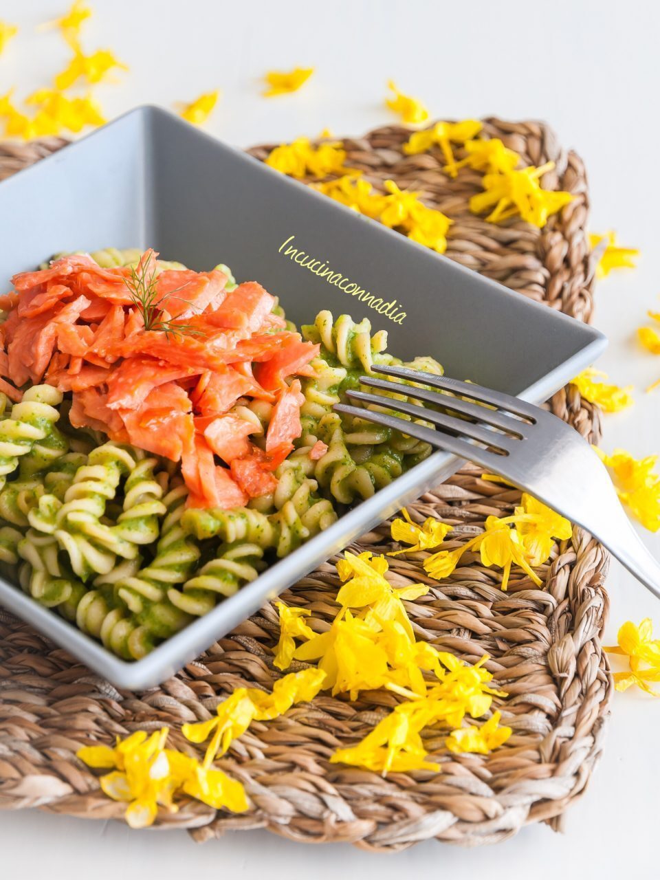 Pasta di quinoa con crema di zucchine e salmone affumicato