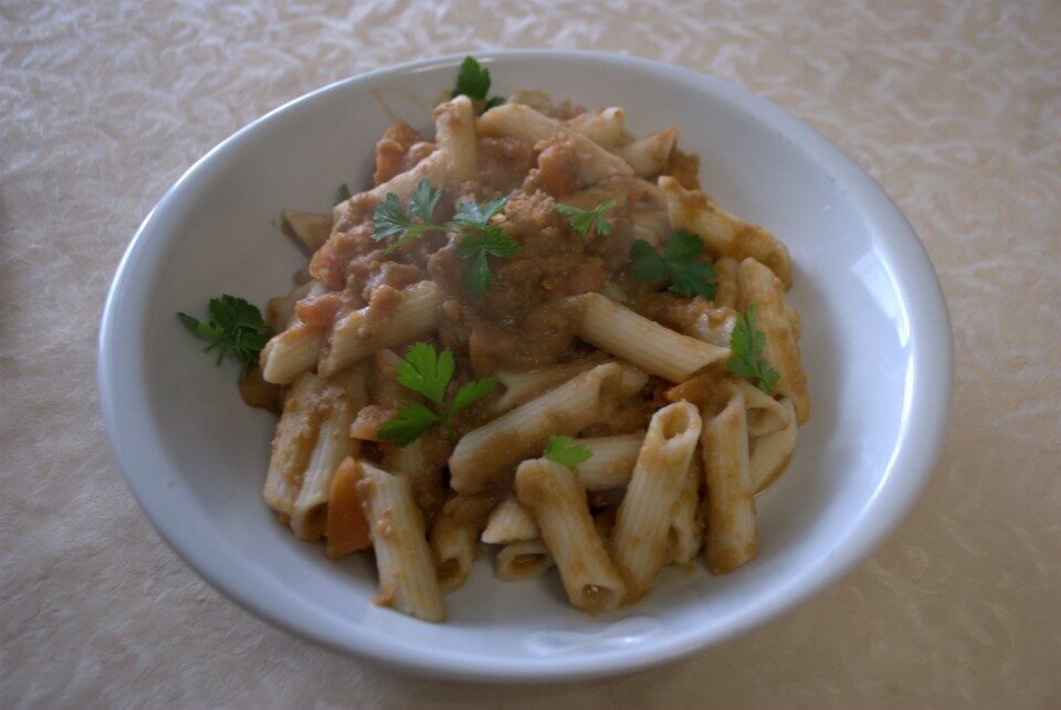 Pasta di riso con ragù di lenticchie