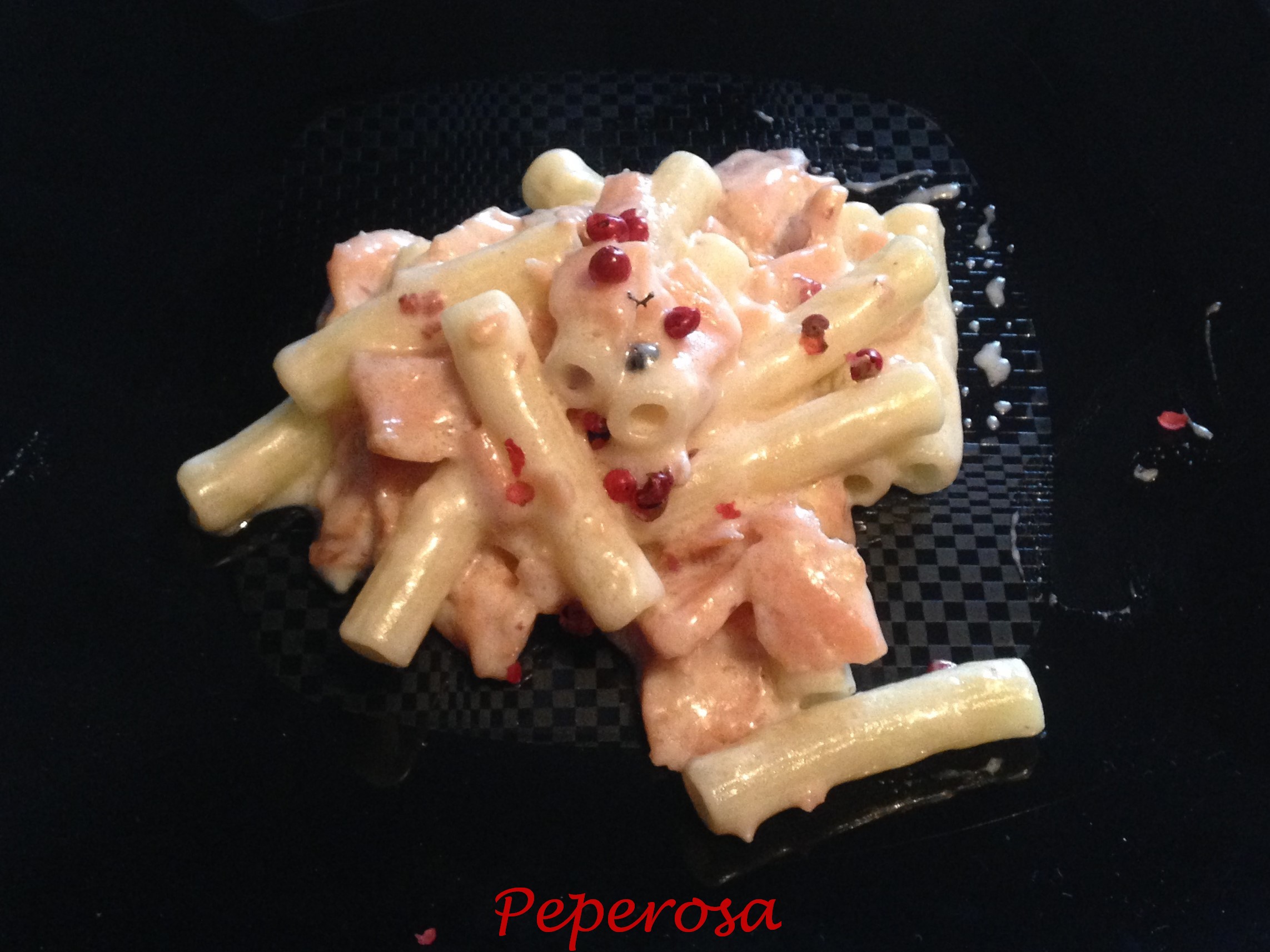 Pasta di riso in salsa al salmone affumicato e pepe rosa