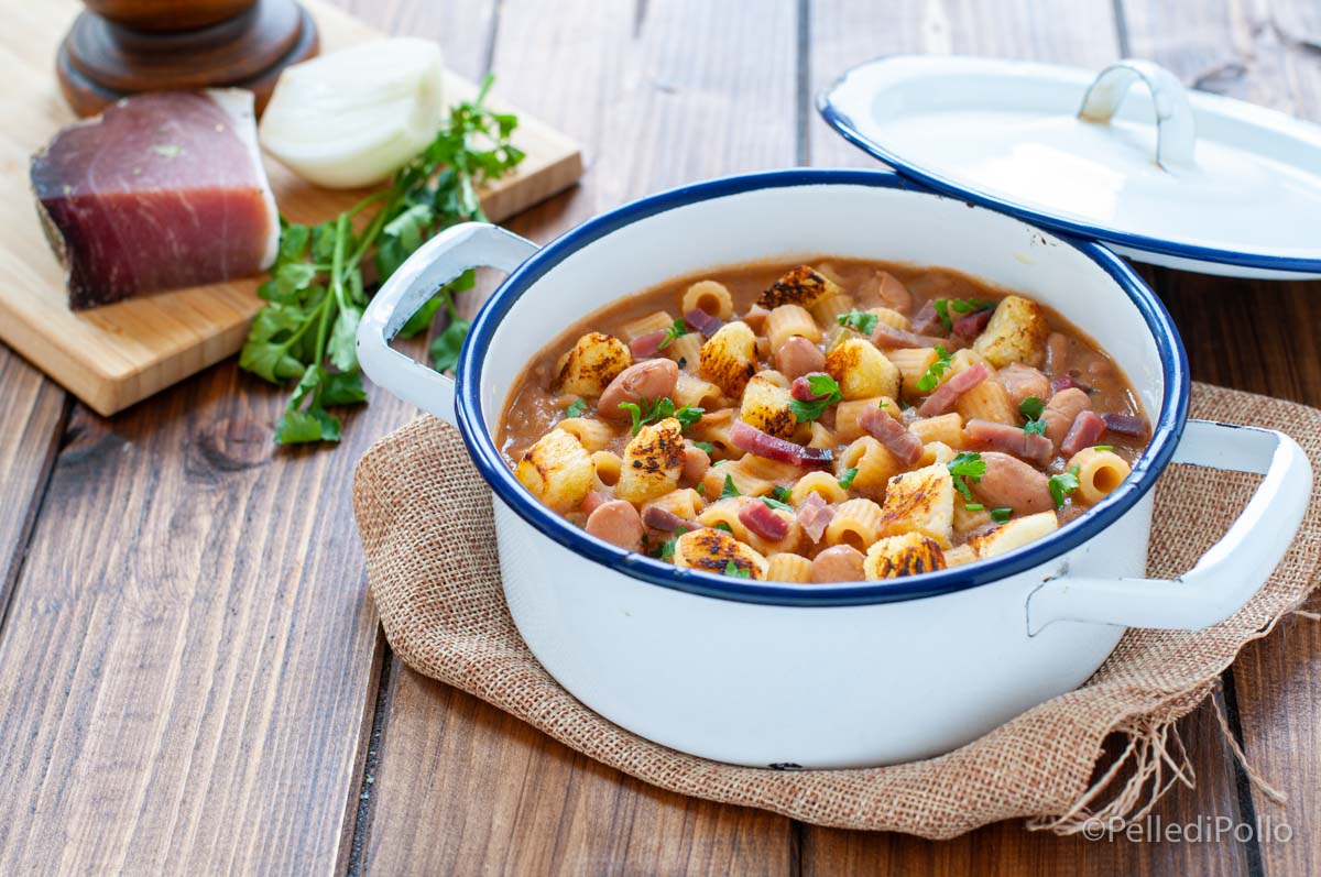 Pasta e fagioli veloce con speck e crostini