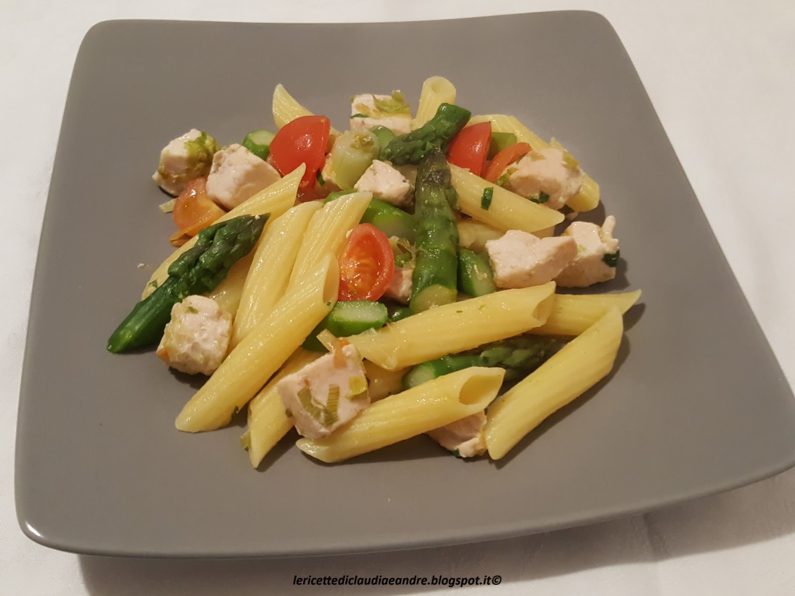 Pasta elicoidali con asparagi, pollo e pomodorini