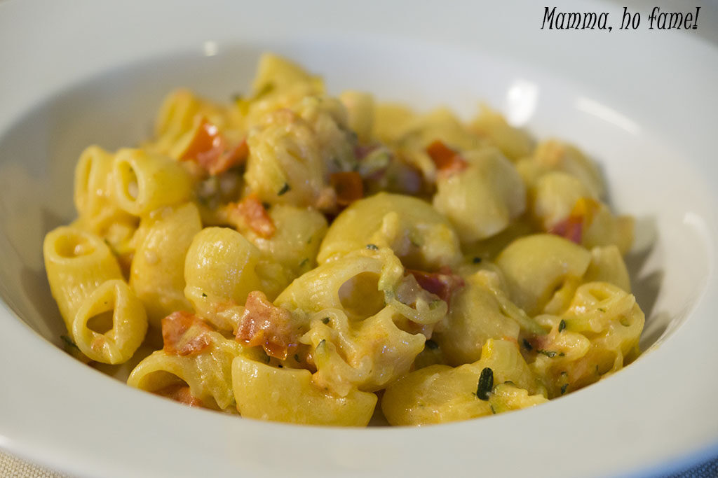 Pasta estiva con pomodorini, zucchine e limone