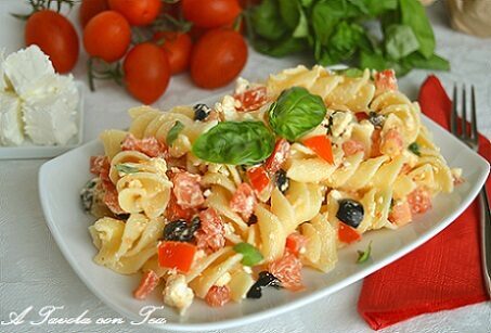 Pasta feta pomodorini e basilico