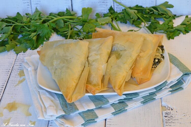 Pasta fillo: ricetta facile triangoli spinaci e feta super croccanti