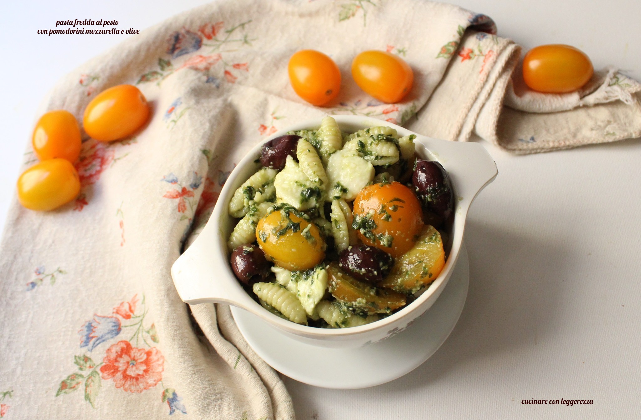 Pasta fredda al pesto con pomodorini mozzarella e olive