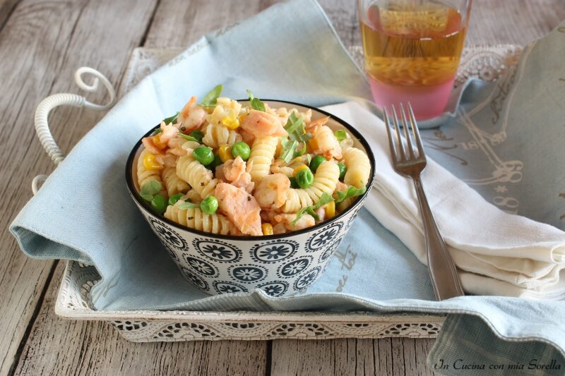 Pasta fredda al salmone e gamberetti