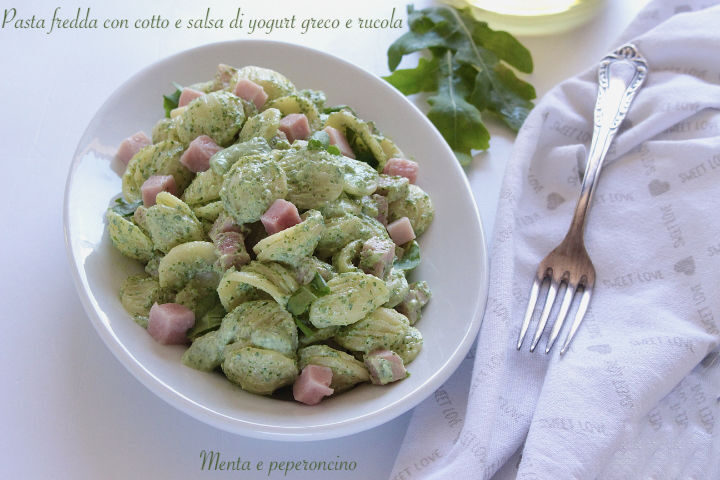 Pasta fredda con cotto e salsa di yogurt greco e rucola