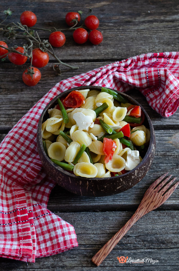 Pasta fredda con fagiolini pomodorini e feta