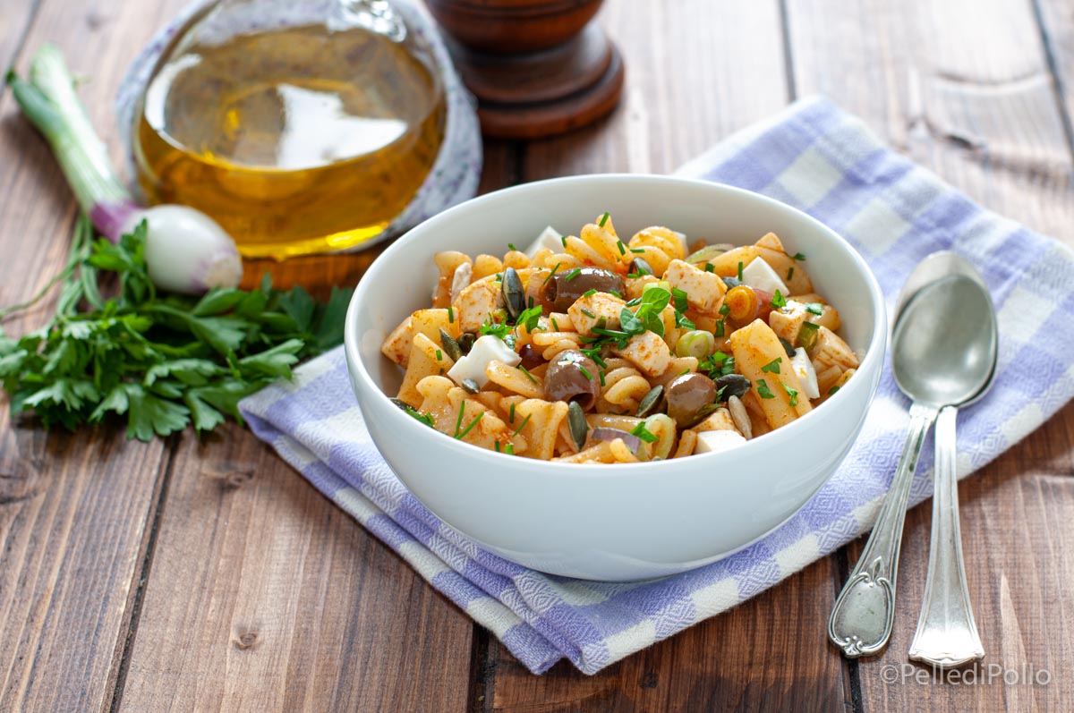 Pasta fredda con feta, paprika ed erbe