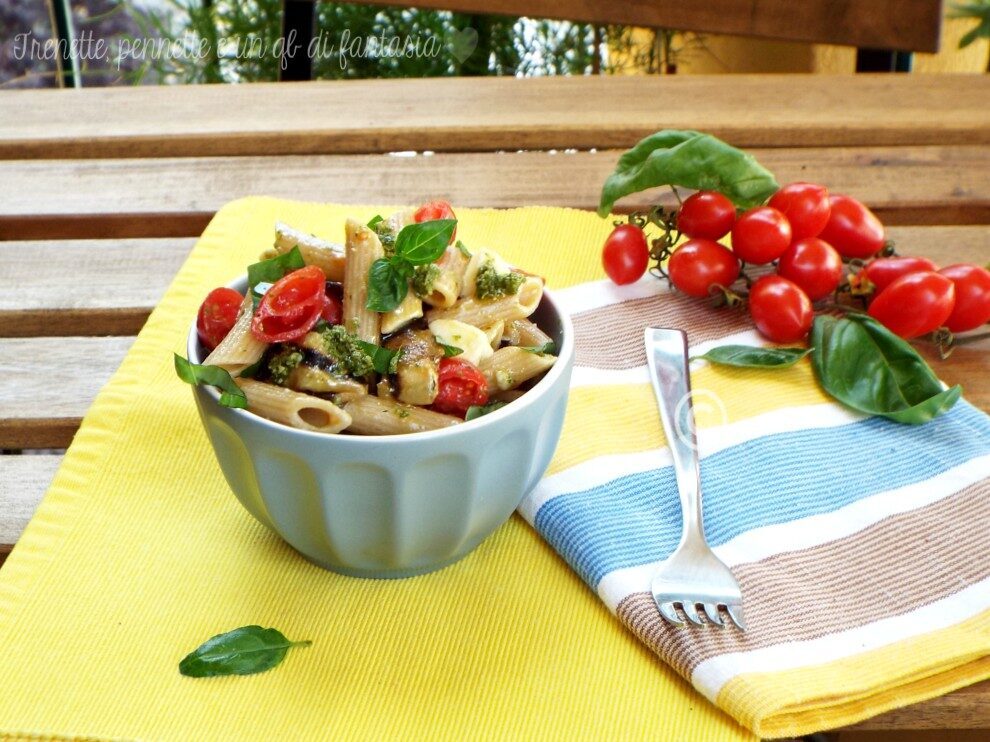 Pasta fredda con melanzane, pesto e pomodorini