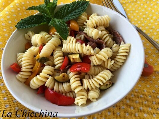 Pasta fredda con peperoni, acciughe e altre bontà