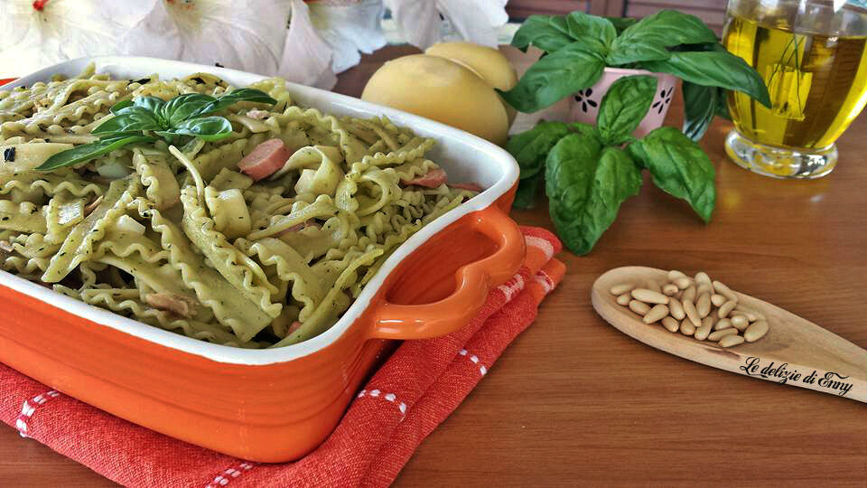 Pasta fredda con pesto di basilico e tonno
