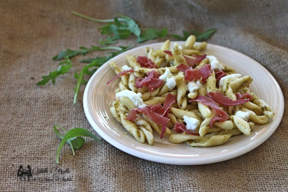 Pasta fredda con pesto di rucola bresaola e stracciatella