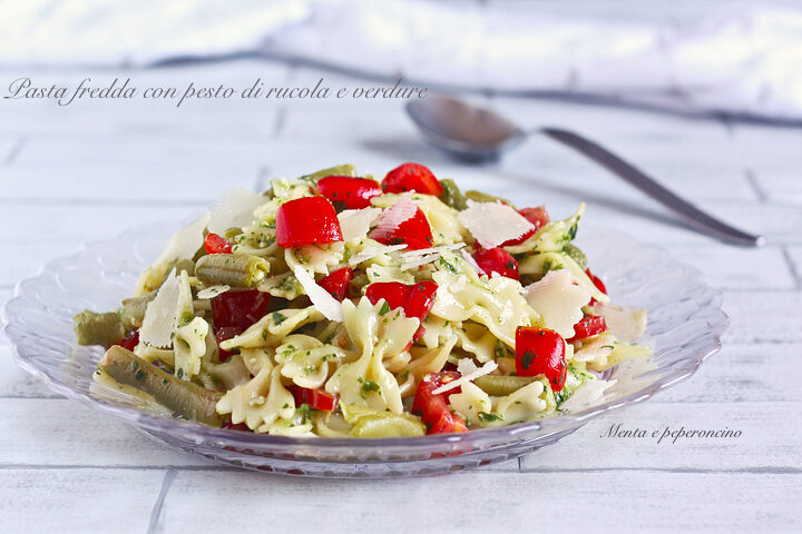 Pasta fredda con pesto di rucola e verdure