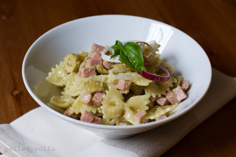 Pasta fredda con pesto di sedano e olive