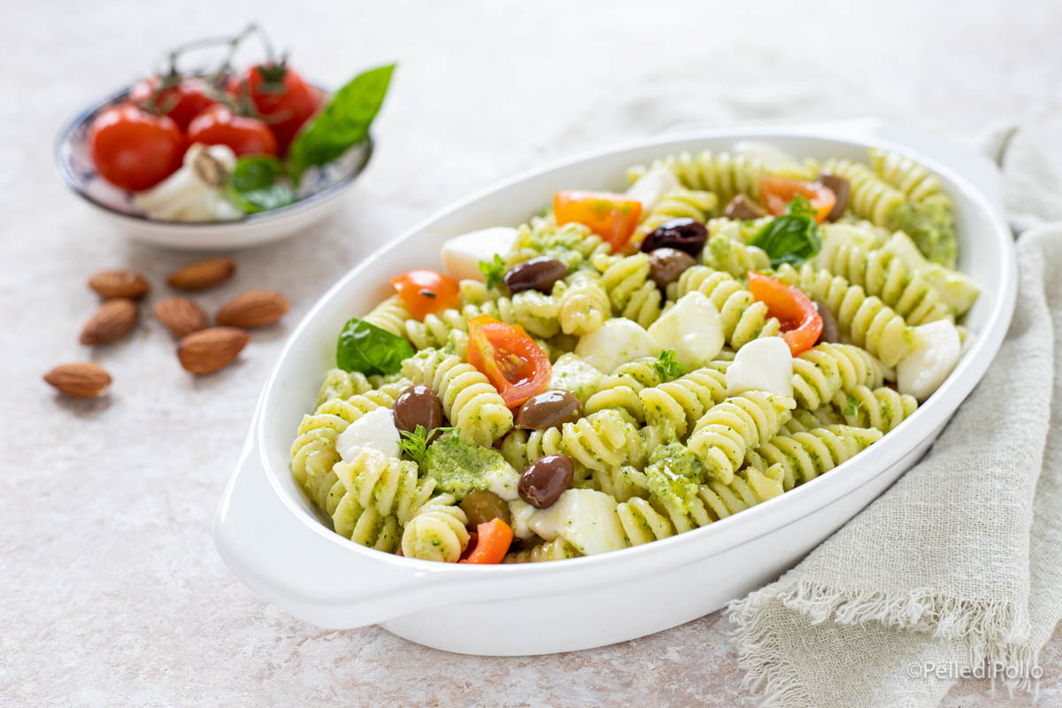 Pasta fredda con pesto di zucchine e mozzarella