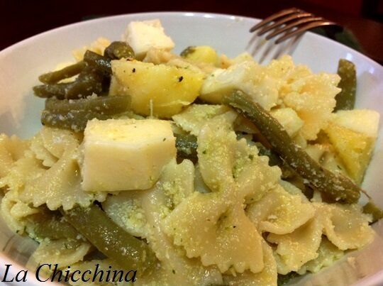 Pasta fredda con pesto leggero, patate, fagiolini e asiago