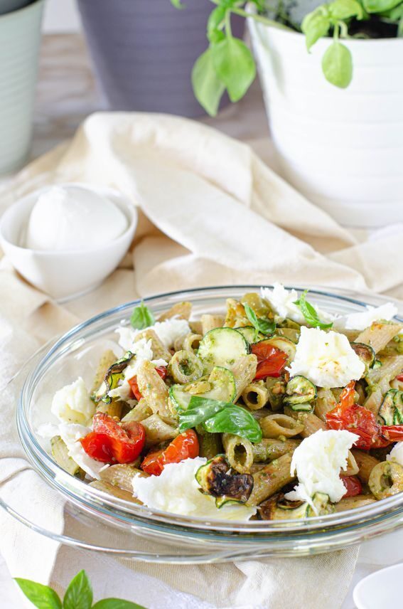 Pasta fredda con pesto pomodorini e mozzarella