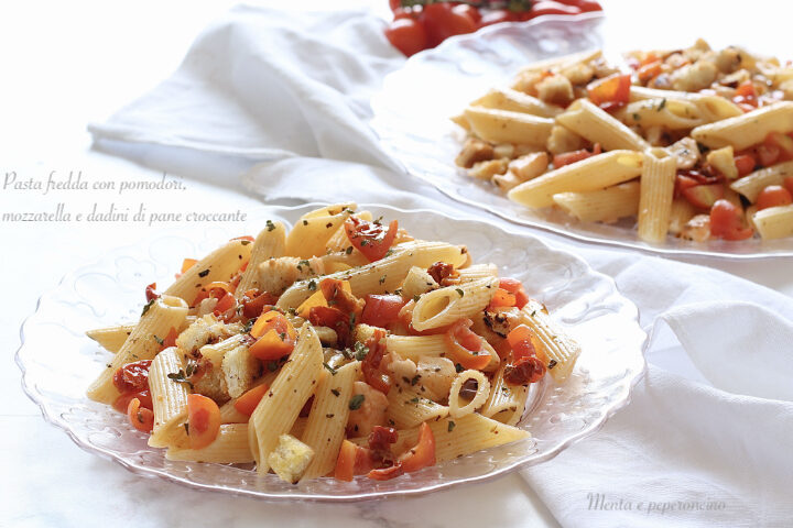 Pasta fredda con pomodori, mozzarella e dadini di pane croccante