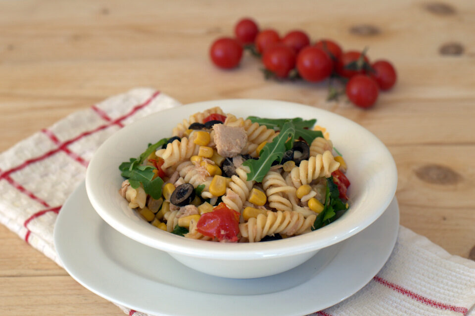 Pasta fredda con pomodorini tonno e rucola
