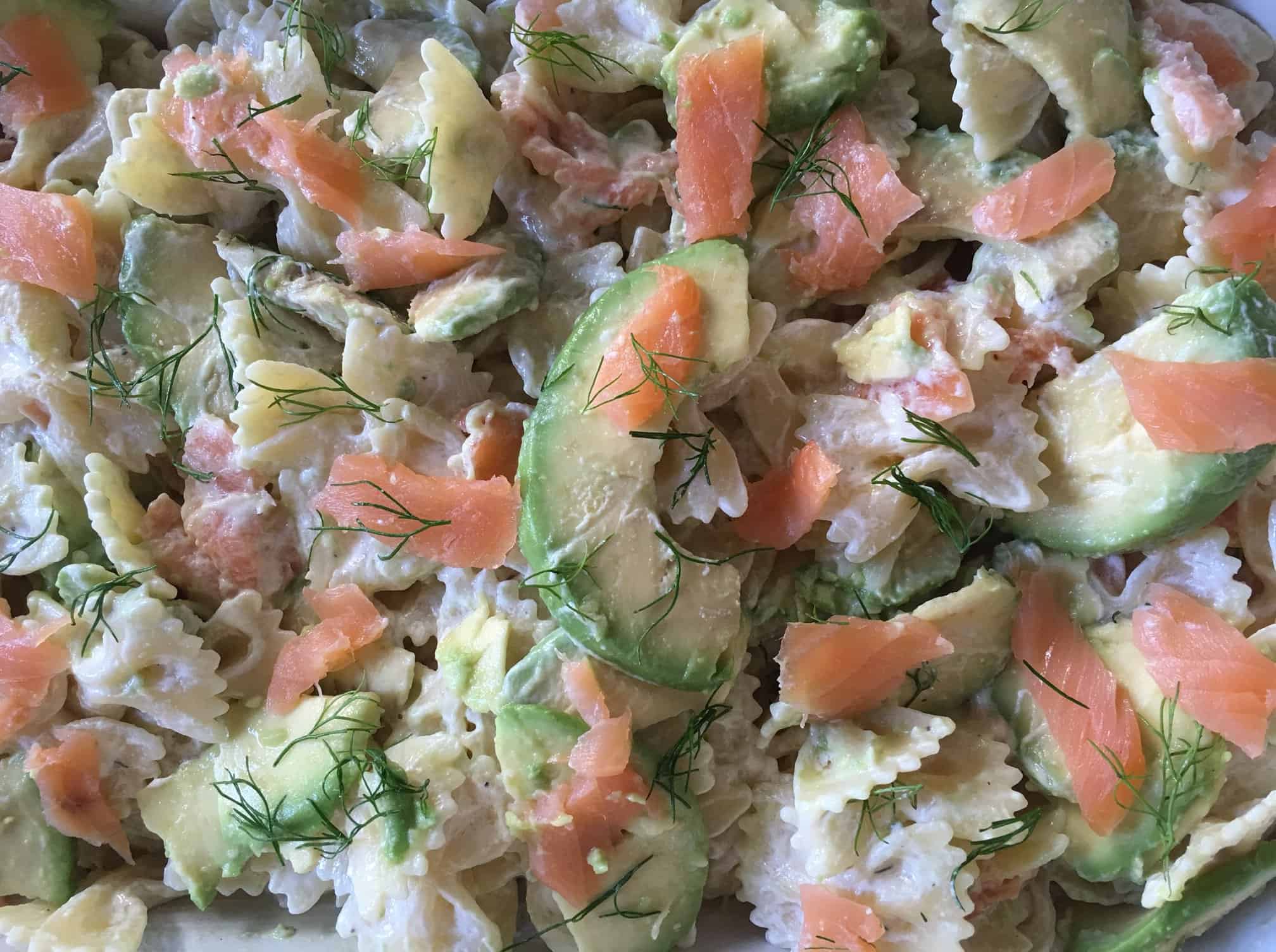 Pasta fredda con salmone e avocado e crema di robiola