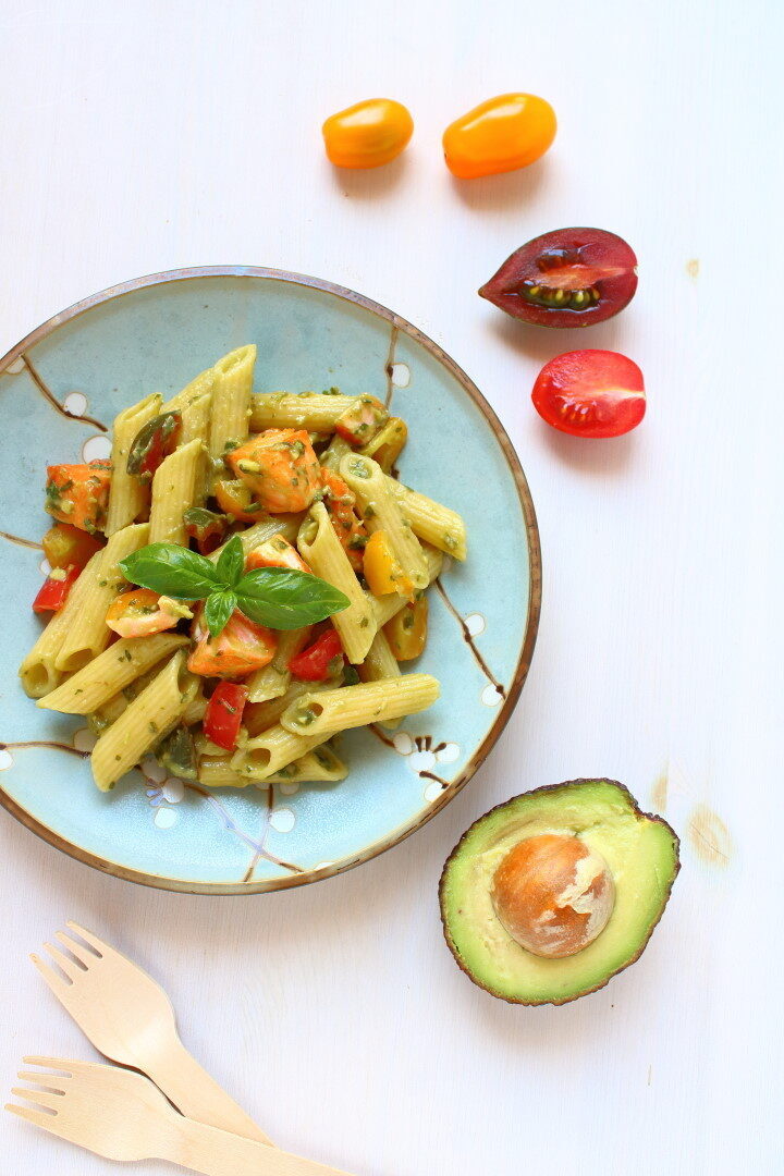 Pasta fredda con salmone e pesto di avocado