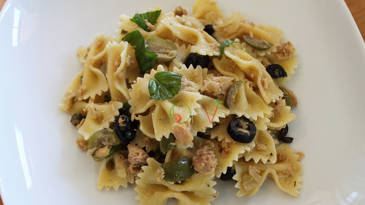 Pasta fredda con tonno olive e cipolle [videoricetta]