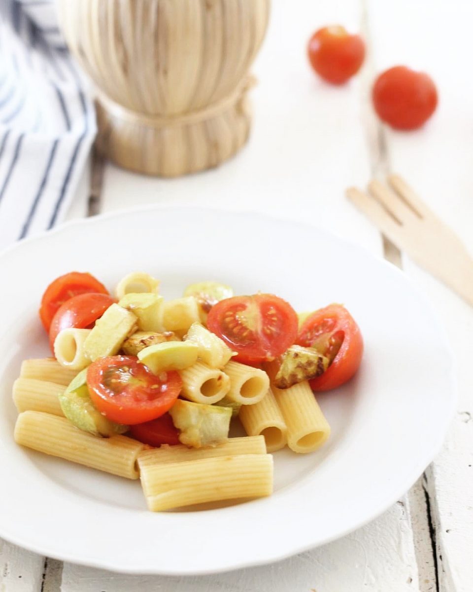 Pasta fredda con zucchine e pomodorini