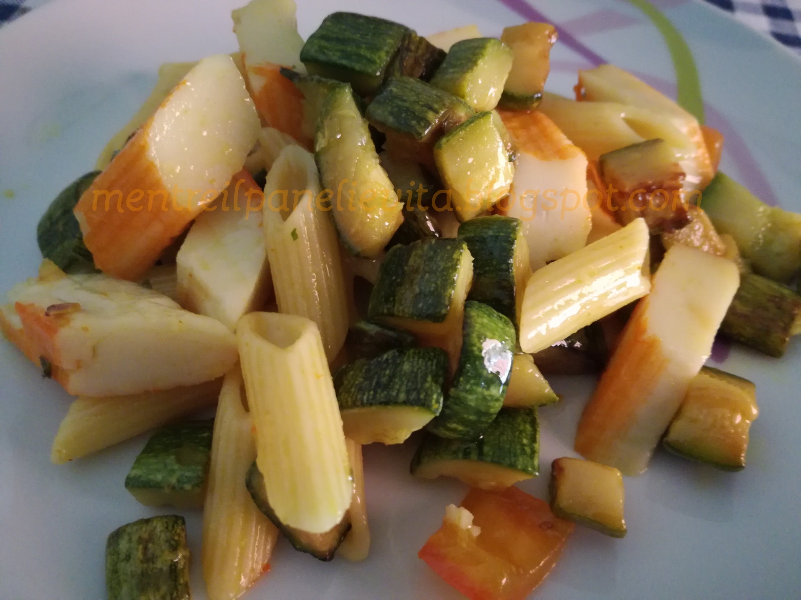 Pasta fredda con zucchine e surimi