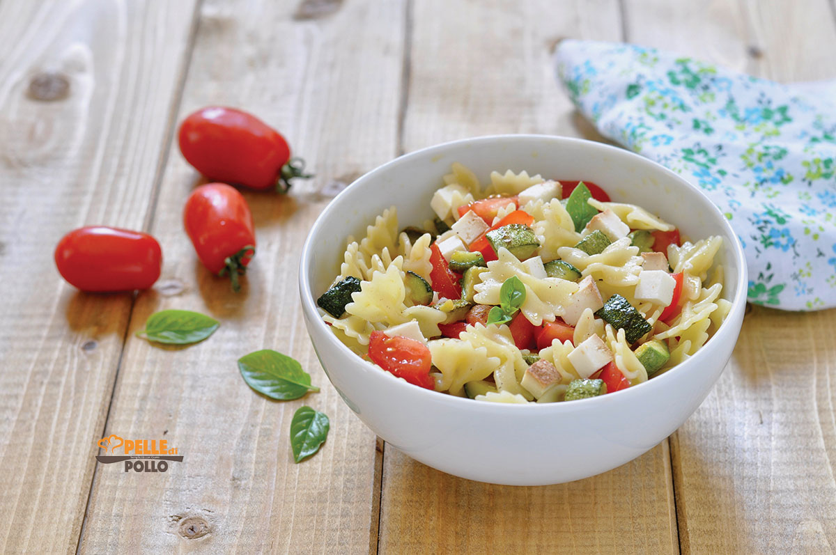Pasta fredda con zucchine, pomodori e ricotta affumicata