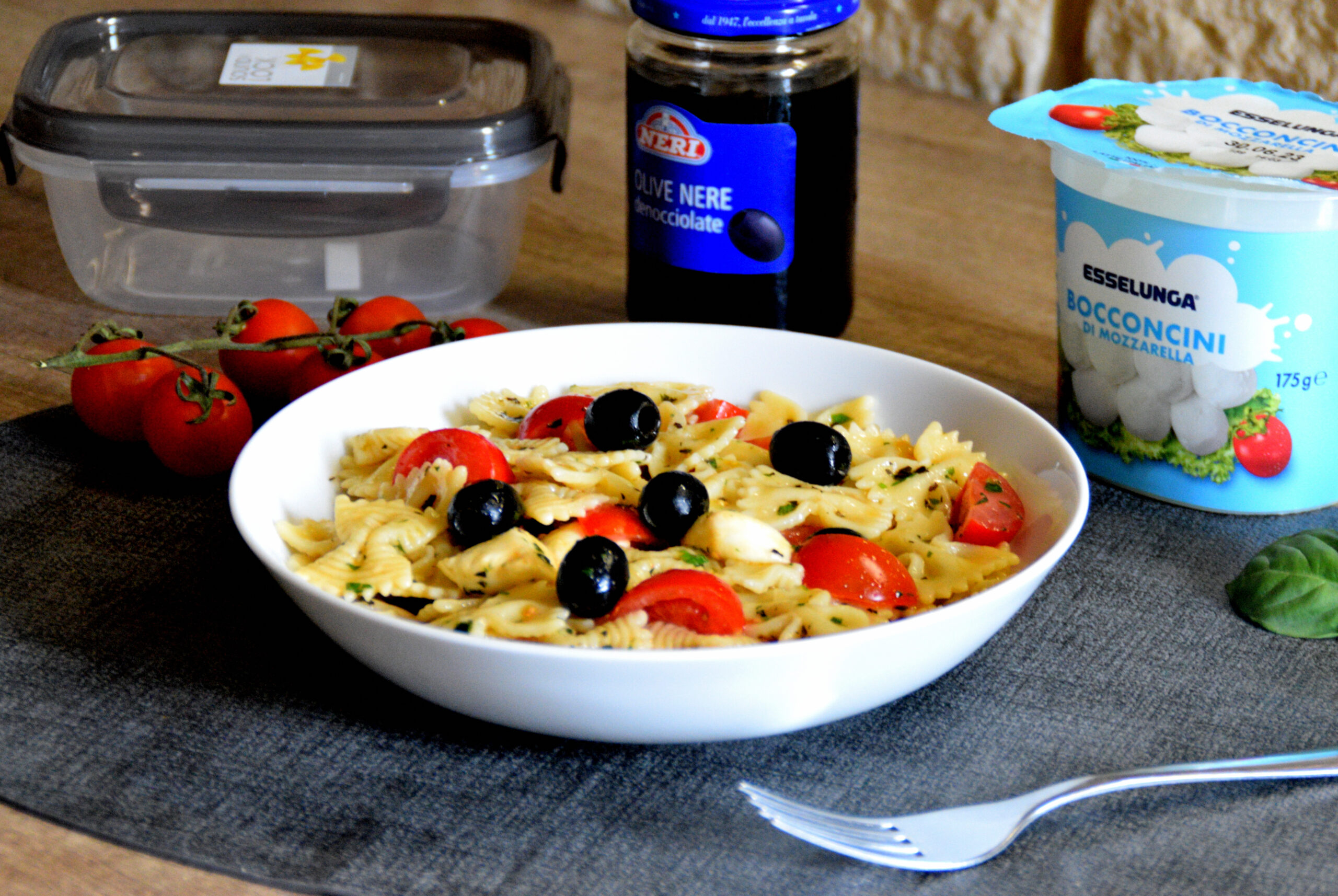 Pasta fredda da portare al mare con condimento alla mediterranea