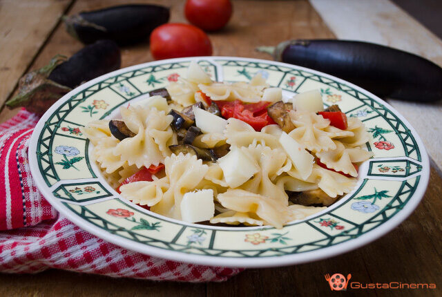Pasta fredda melanzane pomodorini e mozzarella
