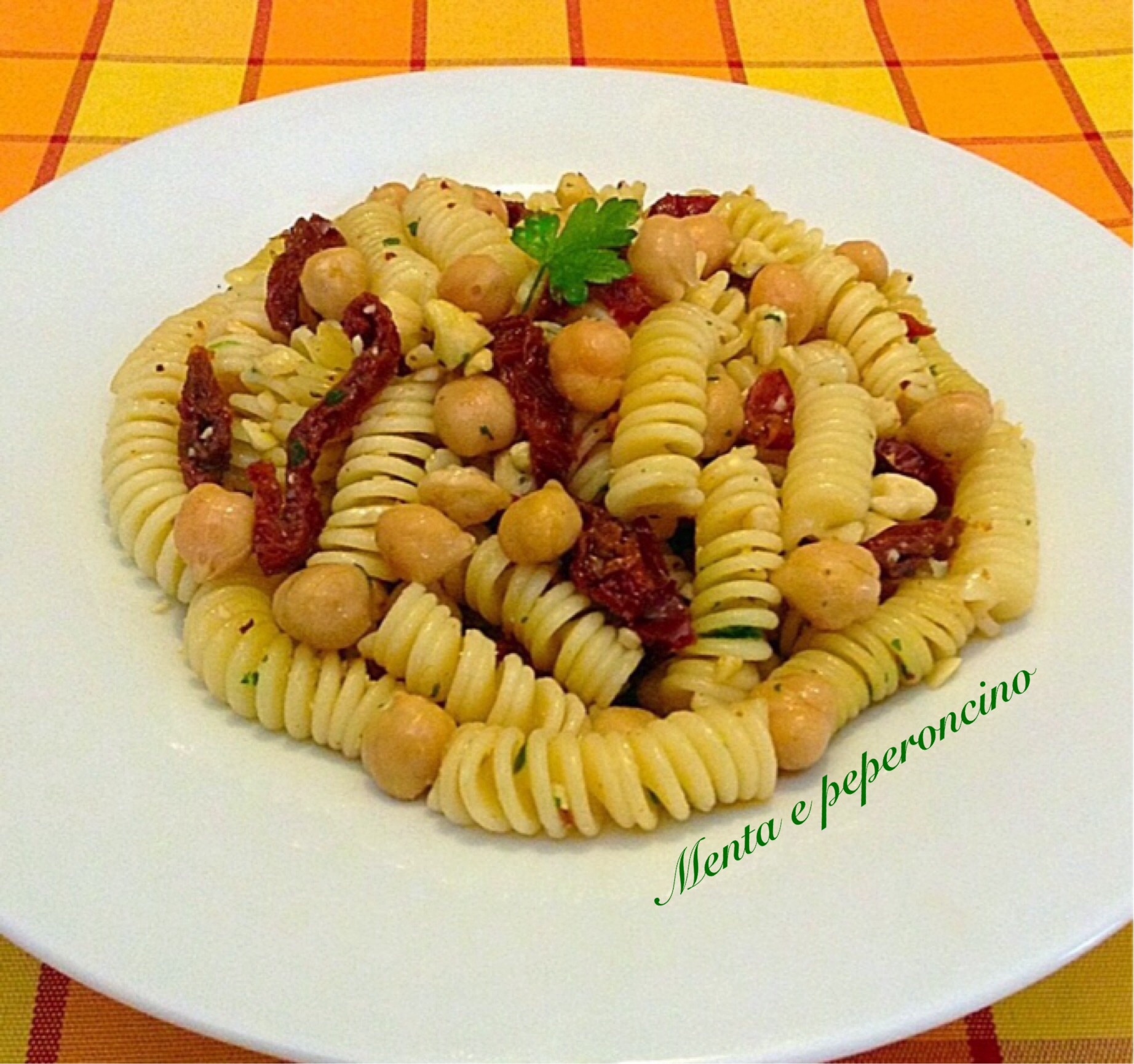 Pasta fredda pomodori ceci e mandorle