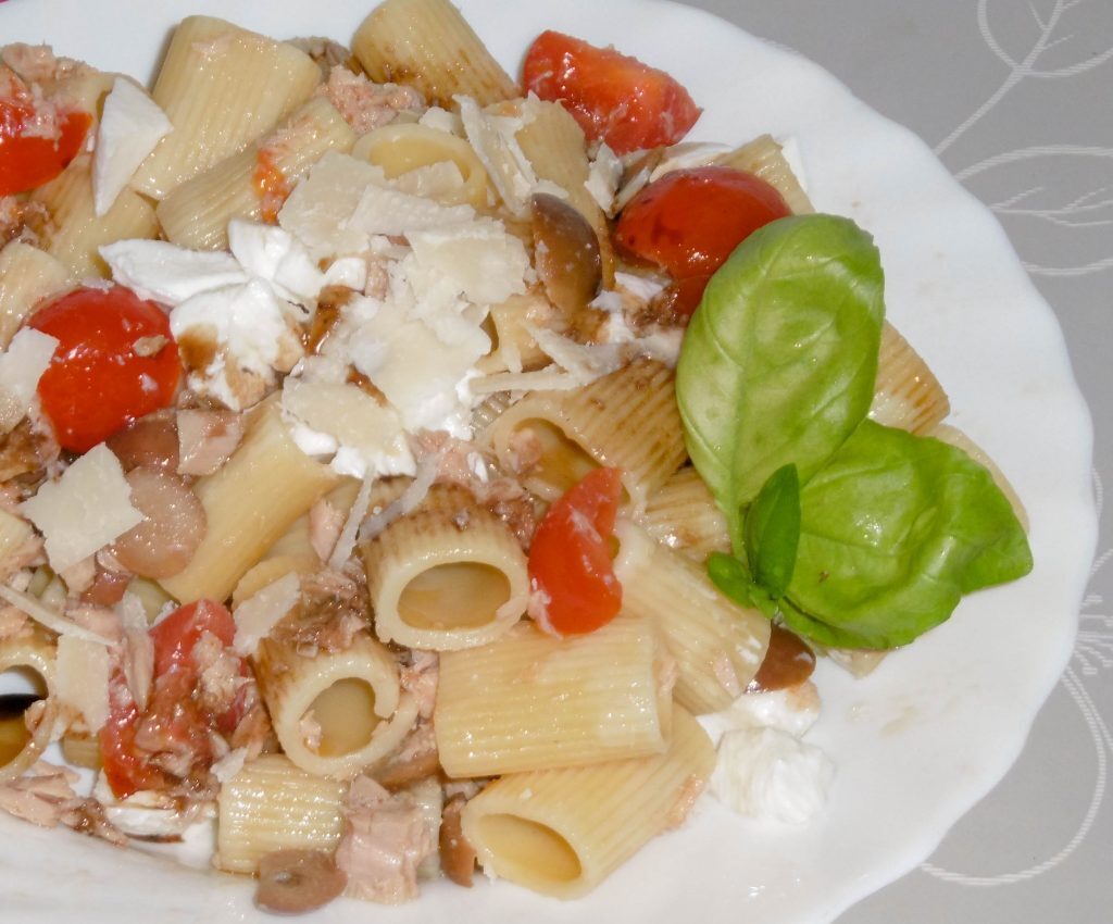 Pasta fredda pomodoro, mozzarella e olive