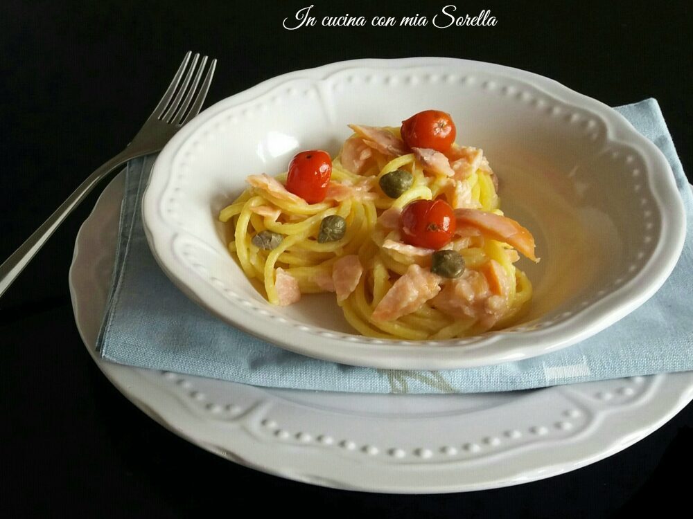 Pasta fresca con salmone alla mediterranea