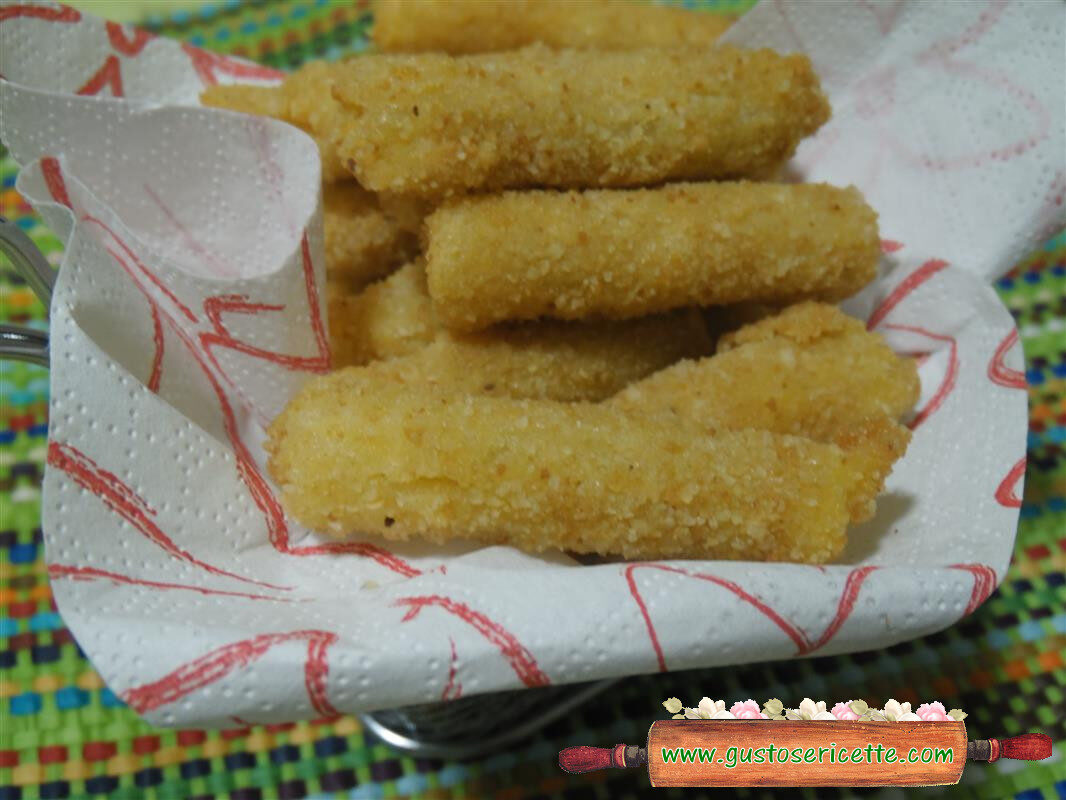 Pasta fritta ripiena con wurstel