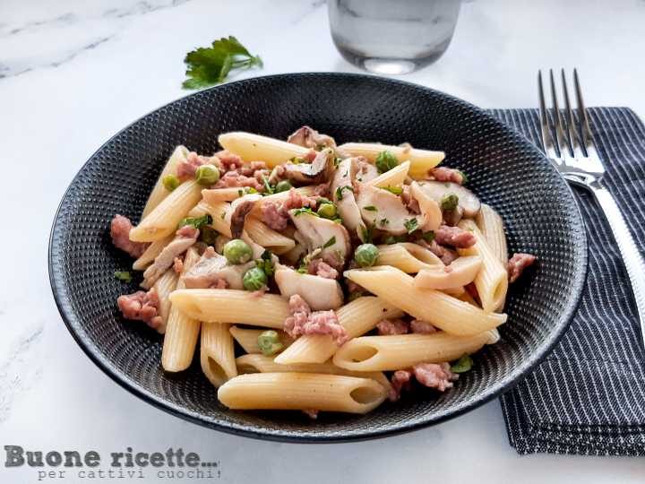 Pasta funghi e salsiccia