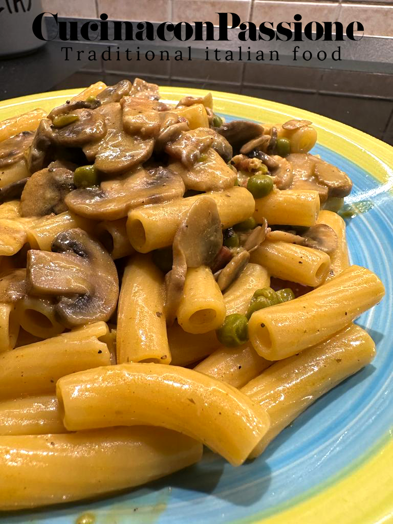 Pasta funghi, piselli e salsiccia