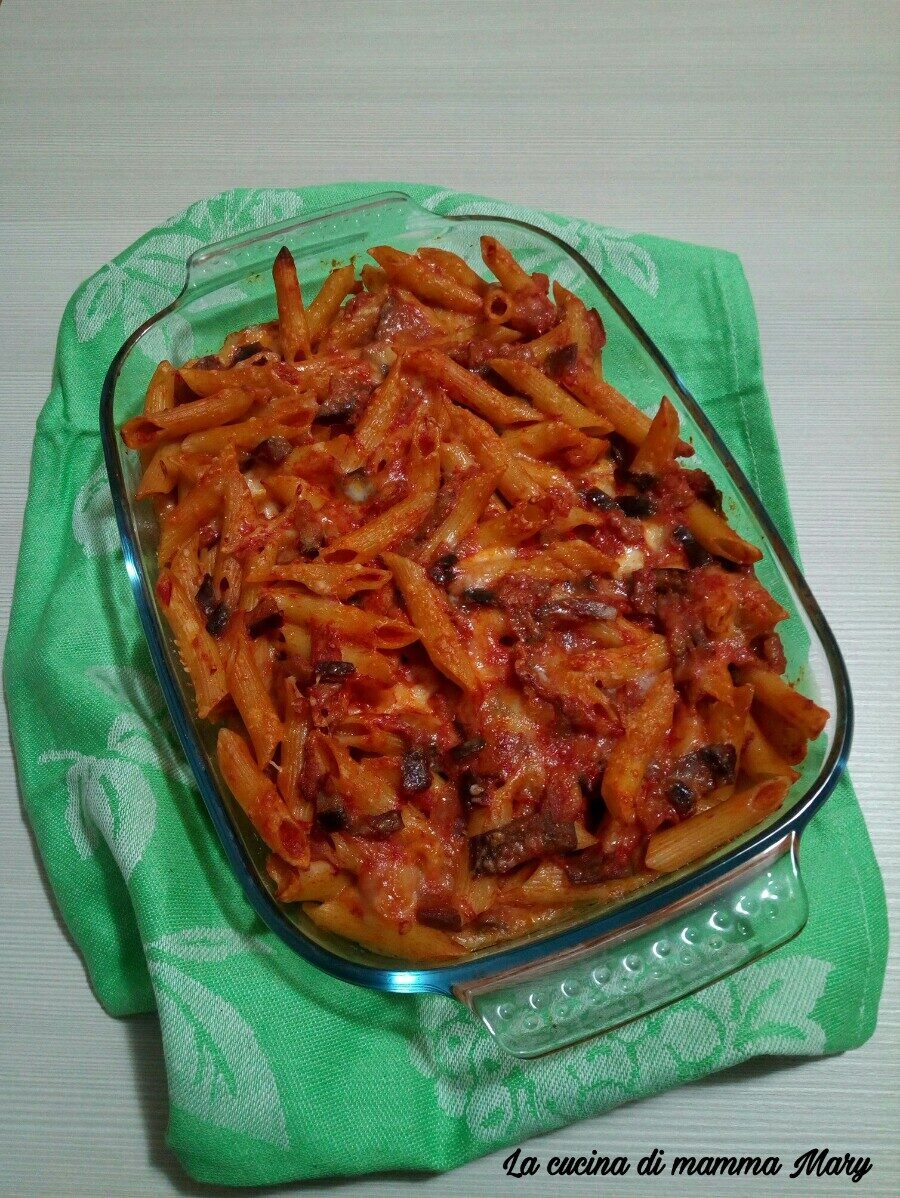 Pasta gratinata al forno con sugo di melanzane e mozzarella