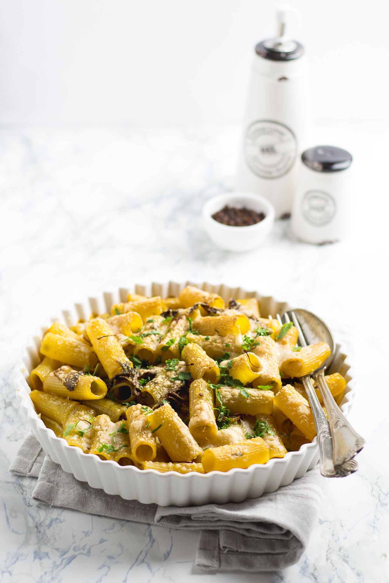 Pasta gratinata allo zafferano e funghi