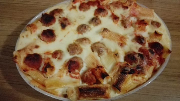 Pasta gratinata con ragù di polpette