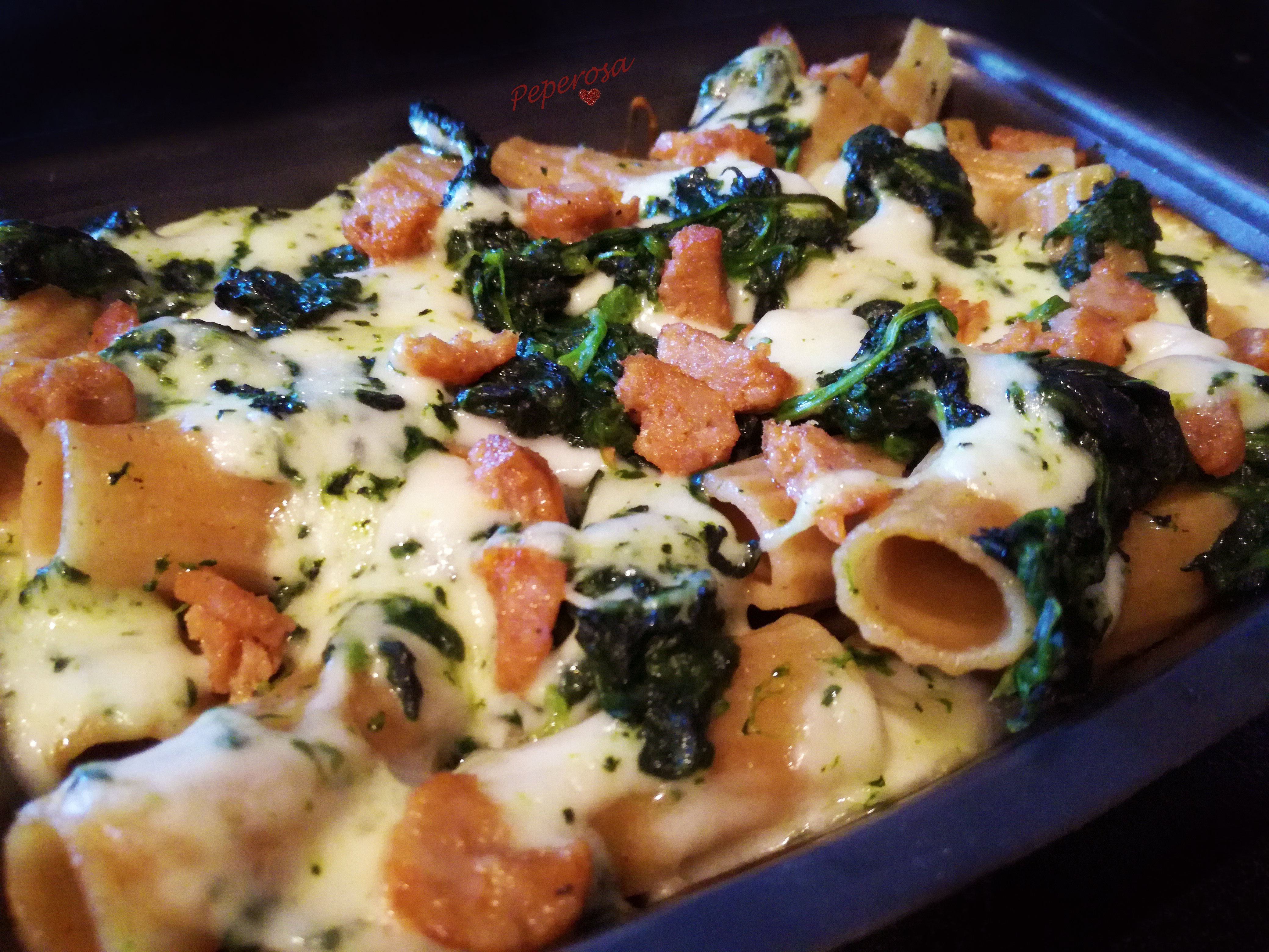 Pasta gratinata spinaci scamorza e salsiccia
