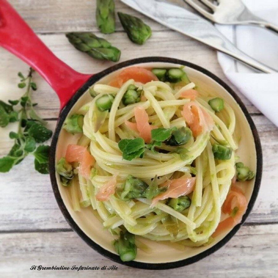 Pasta in crema di asparagi e salmone