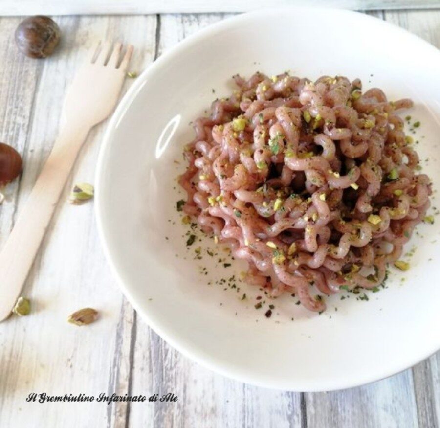 Pasta in crema di vino rosso con castagne e pistacchi