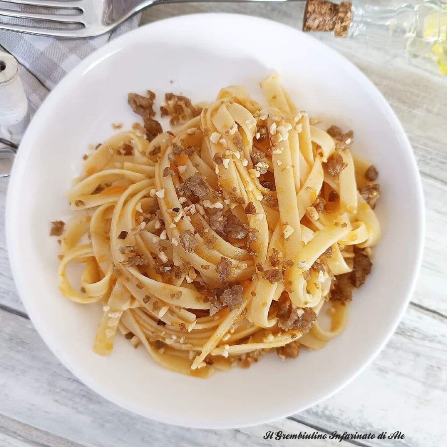 Pasta in crema di zucca salsiccia e nocciole