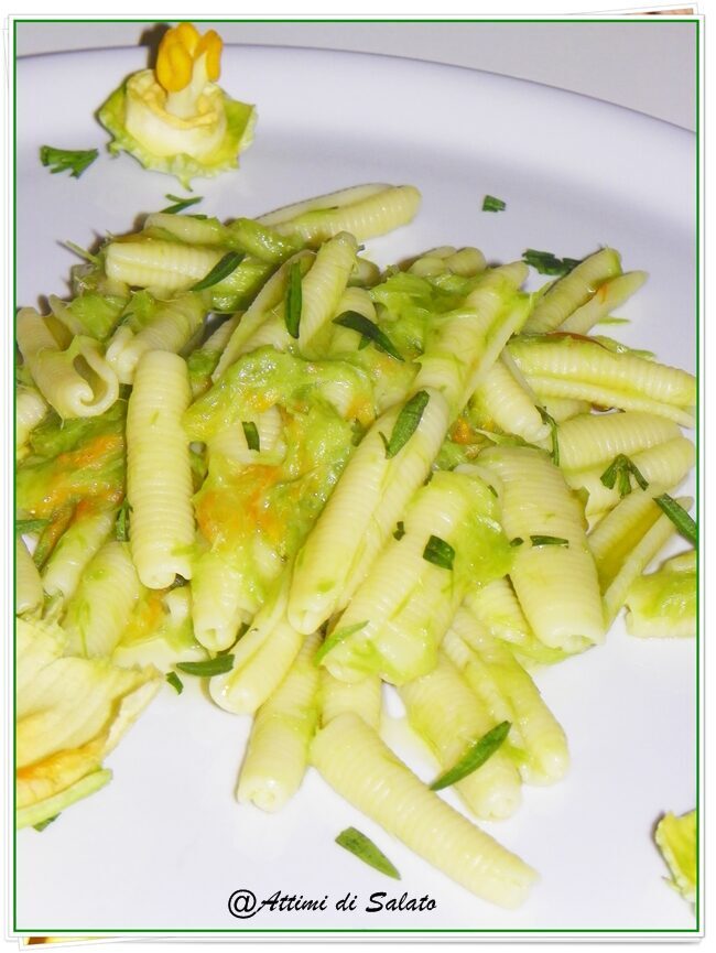 Pasta in salsa di asparagi e fiori di zucchina